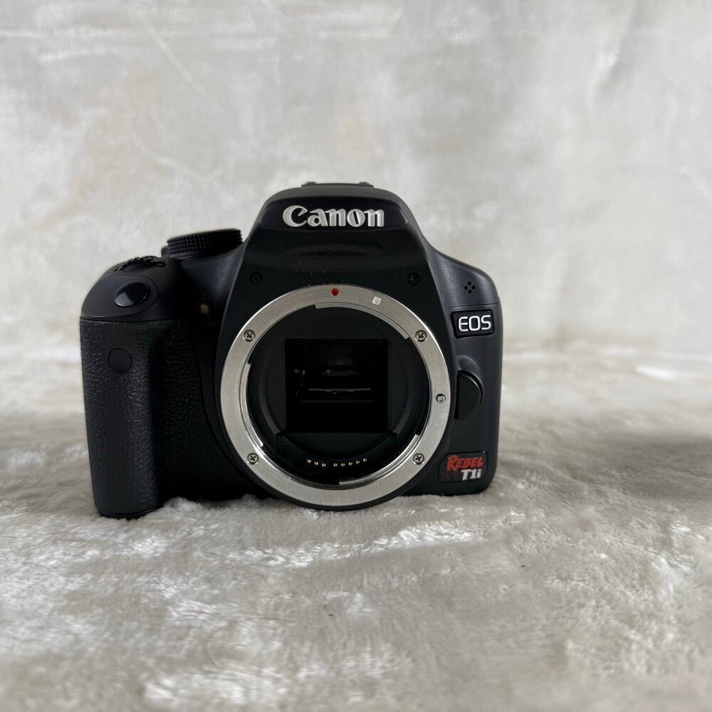 Canon EOS Rebel T1i Digital SLR Camera with Canon EF-S 18-55mm f/3.5-5.6 Lens